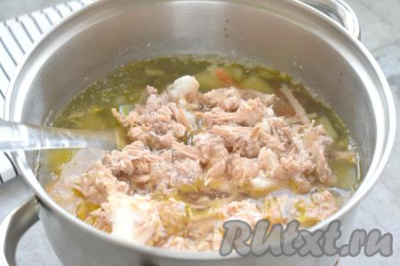 Кусочки тушёнки без жира перекладываем на тарелку, разминаем вилкой и сразу добавляем в кастрюлю с картошкой, морковью и луком, перемешиваем, даём закипеть и уменьшаем огонь.