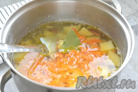 После того как картошка проварится 10 минут с момента закипания, выкладываем в кастрюлю овощи со сковороды, добавляем лавровый лист и горошины чёрного перца.