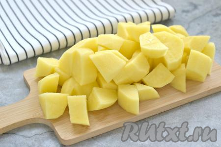 Очищаем картошку, ополаскиваем прохладной водой и нарезаем на средние кубики.