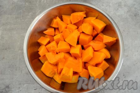 Тыкву очистить от кожуры, семечек и волокон. Нарезать очищенную тыкву на средние кусочки (шириной примерно 3-4 сантиметра), сложить в миску.
