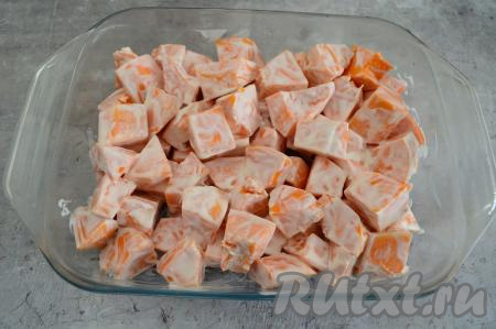 Выложить тыкву в сметане в форму для запекания. Я форму предварительно маслом не смазывала, так как во время запекания выделяется достаточное количество жидкости и тыква не пристаёт к форме.