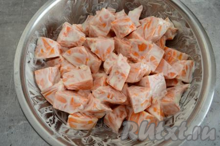 Тыкву посолить и смешать с оставшейся сметаной.