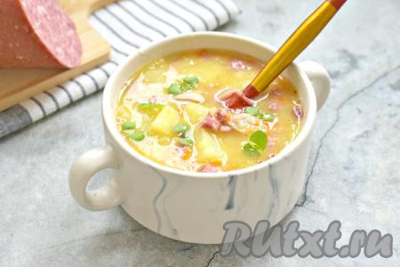 Гороховый суп, сваренный с курицей и копчёной колбасой, получился в меру густым, насыщенным и ароматным. Разливаем по тарелкам и горячим подаём к столу, дополнив, по желанию, нарезанной свежей зеленью. Это первое блюдо непременно порадует всю семью своим превосходным вкусом.