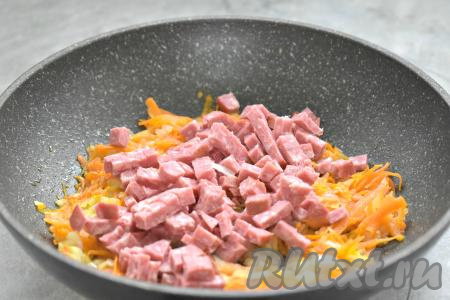 После того как овощи станут мягкими, добавляем в сковороду копчёную колбасу, нарезанную на маленькие кубики, перемешиваем, обжариваем 2-3 минуты, периодически перемешивая, и убираем с огня.