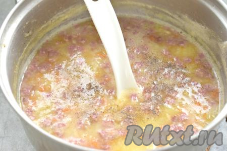 Когда картошка станет достаточно мягкой, добавляем в гороховый суп обжаренные овощи с колбасой, даём закипеть, солим (не забывая учитывать солёность копчёной колбасы), а затем варим на небольшом огне 5 минут. В конце варки по вкусу перчим.