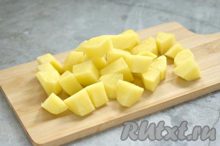 Когда горох станет достаточно мягким, добавляем в кастрюлю очищенную картошку, нарезанную на небольшие кубики, даём супу закипеть и варим минут 15 (до мягкости картофеля).