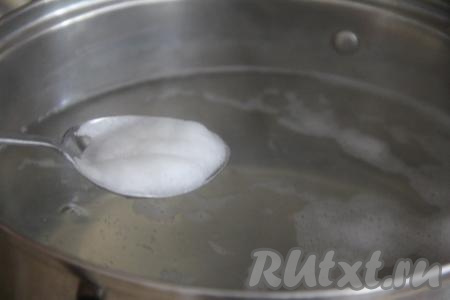 Снять пенку и проварить сок 1 минуту на небольшом огне.