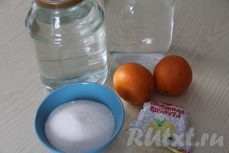 Подготовить продукты для приготовления берёзового сока с апельсином в банках на зиму. Апельсины выбирайте с неповреждённой кожурой, так как мы будем нарезать апельсины и выкладывать в банки, не очищая их от кожуры.