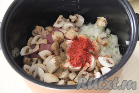 Влить 200 миллилитров воды, добавить соль и специи по вкусу.