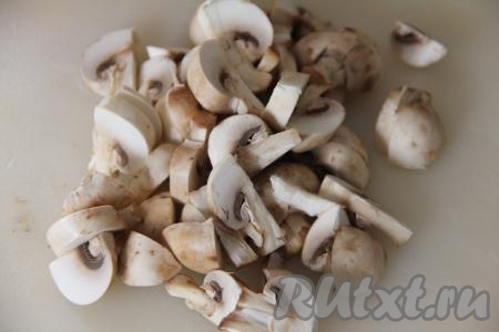 Каждый шампиньон разрезать на 4-6 частей.