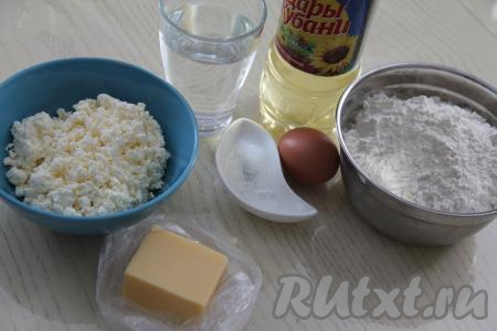 Подготовить продукты для приготовления чебуреков с творогом и сыром на сковороде.