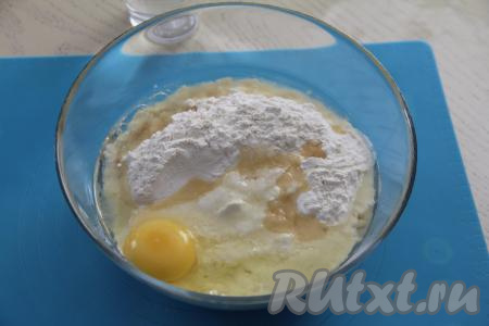 Сюда же влить холодную воду и водку. Благодаря добавлению водки, готовые чебуреки будут хрустящими снаружи.