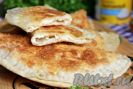 Готовые чебуреки выкладывать со сковороды на бумажное полотенце, чтобы удалить излишки масла. Постепенно пожарить все чебуреки. Аппетитные, вкусные чебуреки с нежной начинкой из творога и сыра горячими подать к столу.&nbsp;
