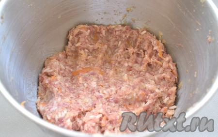 Тщательно перемешиваем содержимое миски и фарш для формирования ленивых голубцов готов.