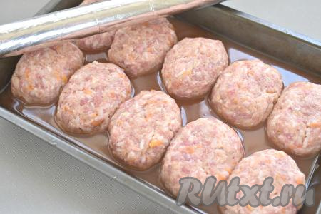 В отдельной ёмкости томатный соус соединяем с 250 миллилитрами тёплой кипячёной воды, по вкусу солим, тщательно перемешиваем. Если соус получился кисловатым, можно добавить немного сахара. Выливаем получившийся томатный соус в форму с ленивыми голубцами. Форму накрываем фольгой и отправляем в духовку, разогретую до 190 градусов.