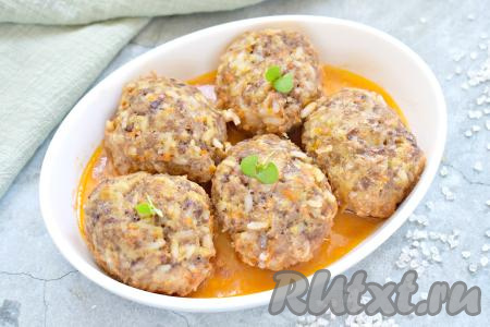 По прошествии времени достаём форму из духовки. Сочные, ароматные и очень вкусные ленивые голубцы, сформированные в виде котлет, подаём к столу с гарниром из картошки.