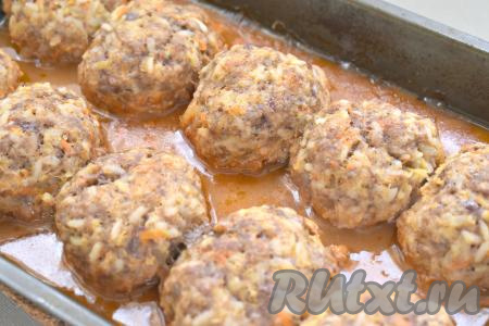 Под фольгой готовим ленивые голубцы 30 минут. Затем фольгу убираем и продолжаем запекать ещё 15 минут.