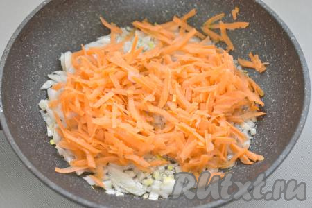 Пока варится рис, займёмся обжариванием овощей. Очищенный и мелко нарезанный лук выкладываем на сковороду с разогретым растительным маслом. Обжариваем лук минуты 3-4 (до прозрачности) на среднем огне, иногда помешивая. Затем к луку выкладываем очищенную морковку, натёртую на крупной тёрке, перемешиваем овощи и обжариваем минут 5 (до мягкости моркови), периодически перемешивая.