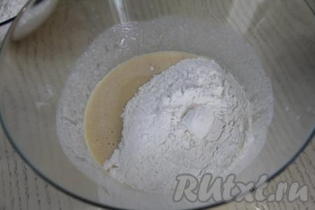 Затем всыпать просеянную муку и соль.