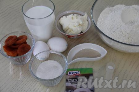 Подготовить продукты для приготовления пасхального кулича с курагой. Сливочное масло заранее достаньте из холодильника, нам нужно, чтобы оно согрелось до комнатной температуры. Сливочное масло выбирайте от проверенного производителя, лучше если жирность будет 82,5%. Курагу лучше брать сладкую.