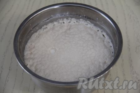 Молоко подогреть до 38 градусов, перелить в объёмную миску. В тёплое молоко всыпать сухие дрожжи, 1 чайную ложку сахара от общего количества, указанного в ингредиентах, и 1 чайную ложку муки, хорошо перемешать получившуюся опару и оставить на 20 минут в тепле. По прошествии 20 минут опара запузырится. Если опара не покроется пузырями, значит или температура молока была высокая (при температуре больше 42 градусов дрожжи погибают), или ваши дрожжи были некачественными (иногда, к сожалению, такие бывают в продаже). Тогда следует сделать новую опару для куличей.