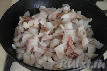 Добавить минтай в сковороду с обжаренным луком, перемешать.