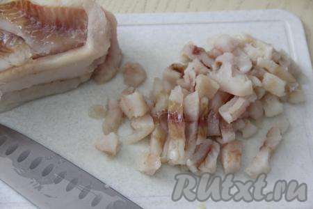 Филе минтая нарезать на кусочки.