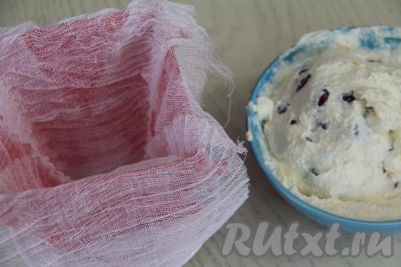 Форму для пасхи выстелить марлей, сложенной в два слоя (концы марли должны обязательно свисать с краёв формы). Взять блюдце, застелить его сложенным в несколько слоёв&nbsp;бумажным полотенцем (или плотной бумажной салфеткой). Бумажное полотенце будет в дальнейшем впитывать излишки влаги, которые будут выделяться из творожно-заварной массы. На застеленное блюдце поставить форму для пасхи.