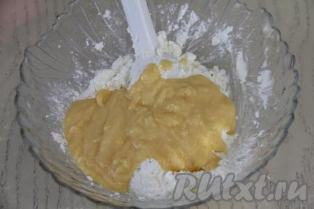 В творожную массу добавить остывшую заварную массу.