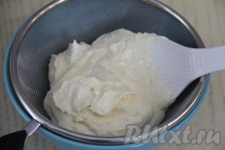 Затем однородную творожно-заварную массу перетереть через сито.&nbsp;