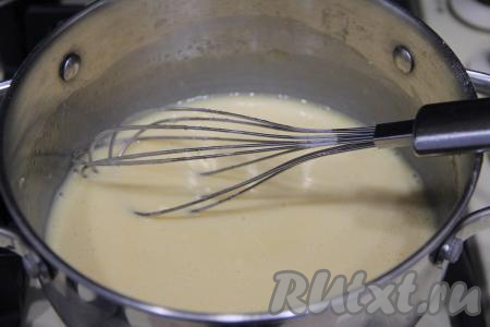 Перемешать массу венчиком и поставить на средний огонь.&nbsp;