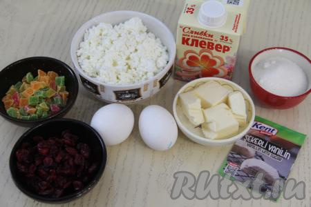 Подготовить продукты для приготовления заварной творожной пасхи со сливками. Сливочное масло для приготовления пасхи должно быть комнатной температуры, поэтому достать его нужно будет из холодильника заранее.