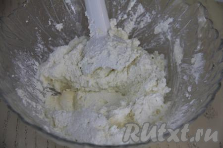 Погружным блендером пробить творог со сливочным маслом до однородности.