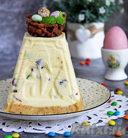Готовую заварную творожную пасху со сливками перевернуть на тарелку, снять форму и марлю. А затем украсить (я украсила гнёздышком с яйцами) и подать к столу.&nbsp; Эта нежная, в меру сладкая пасха станет достойным украшением пасхального стола, а её вкус, наверняка, приятно порадует и вас, и ваших близких!