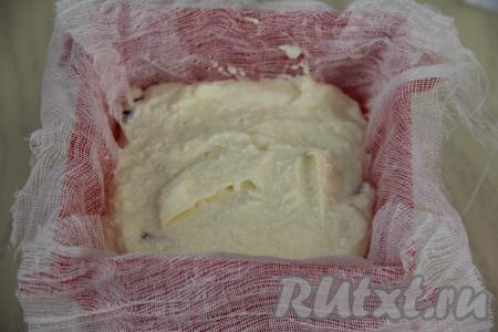 Выложить творожно-заварную массу в форму.