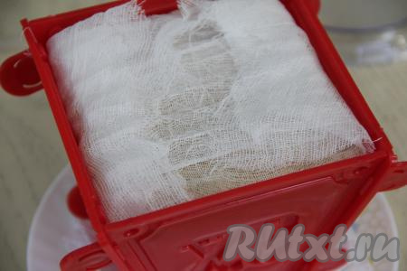 Заварную творожную пасху со сливками накрыть свисающими концами марли и поставить в холодильник на сутки. Гнёт поверх этой пасхи я не ставила.