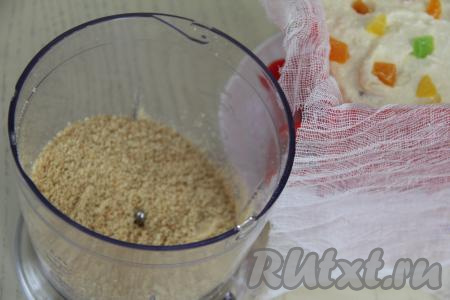 У меня осталось немного места в форме и я решила сделать слой из измельчённого печенья. Для этого печенье нужно измельчить в измельчителе до получения мелкой крошки. Если нет измельчителя, можно сложить печенье в целлофановый пакет, завязать его, а затем прокатать скалкой несколько раз поверх пакета, чтобы печенье превратилось в мелкую крошку.