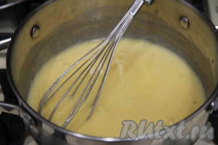 При помешивании довести массу до кипения. Как только появятся первые бульки, снять заварную массу с огня, дать ей немного остыть.&nbsp;