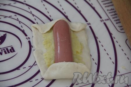 Подвернуть узкие края овала на начинку, как на фото.