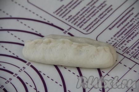 А затем скрепить широкие края овала над начинкой и хорошо защипать. Вот такой пирожок должен получиться.