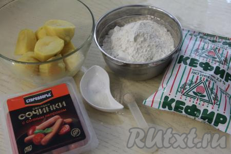 Подготовить продукты для приготовления жареных пирожков с картошкой и сосисками. Сосиски выбирайте хорошего качества от проверенного производителя. Очистить картофель, переложить его в кастрюлю, залить полностью водой, поставить на огонь, подсолить, варить с момента закипания на умеренном огне в течение минут 20-25 (до мягкости картошки).