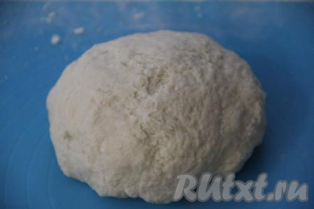 А затем тщательно вымесить тесто руками. Тесто для пирожков должно получиться мягким, пластичным, к рукам оно липнуть не должно. Убрать тесто в миску, накрыть пищевой плёнкой (или полотенцем) и поставить минут на 45 (до увеличения в объёме раза в 2-3) в тёплое место без сквозняков.