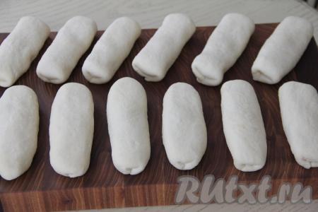 Всего я сформировала 12 заготовок пирожков с начинкой из картошки и сосисок.