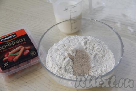 Для замешивания дрожжевого теста нужно соединить в миске просеянную муку, соль, сахар и сухие дрожжи, перемешать. Кефир подогреть примерно до 38 градусов (я подогреваю в течение 20 секунд на максимальной мощности в микроволновке) и влить в миску со смесью муки и дрожжей, перемешать вначале столовой ложкой.