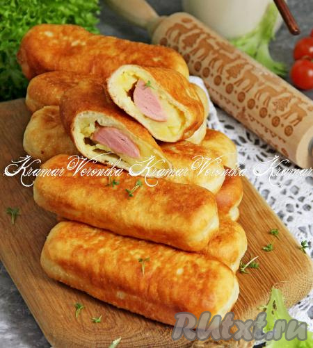 Аппетитные, вкусные, нежные жареные пирожки с картошкой и сосиской подать к столу в горячем виде, хотя и остывшими они тоже очень хороши!