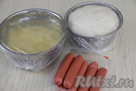 По прошествии 45 минут тесто округлится и хорошо увеличится в объёме. Сосиски очистить от слюды.