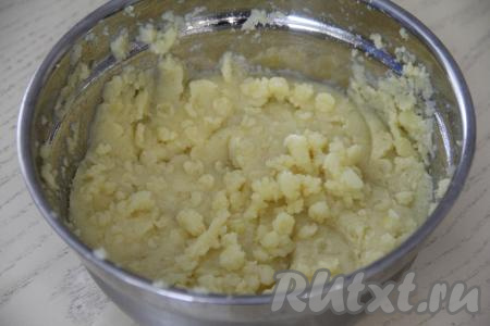 После того как варёный картофель станет мягким, снять кастрюлю с огня, лишнюю воду слить. В кастрюлю с картошкой добавить сливочное масло и пару столовых ложек молока. Размять картошку толкушкой до однородности, должно получиться достаточно плотное картофельное пюре, если нужно, подсолить.