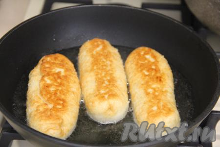 Жарить пирожки с двух сторон до золотистого цвета на среднем огне.