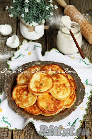 Вкусные, сытные оладьи, приготовленные с сосисками на кефире, подать к столу тёплыми, дополнив сметаной.