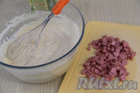 Сосиски освободить от слюды, мелко нарезать.